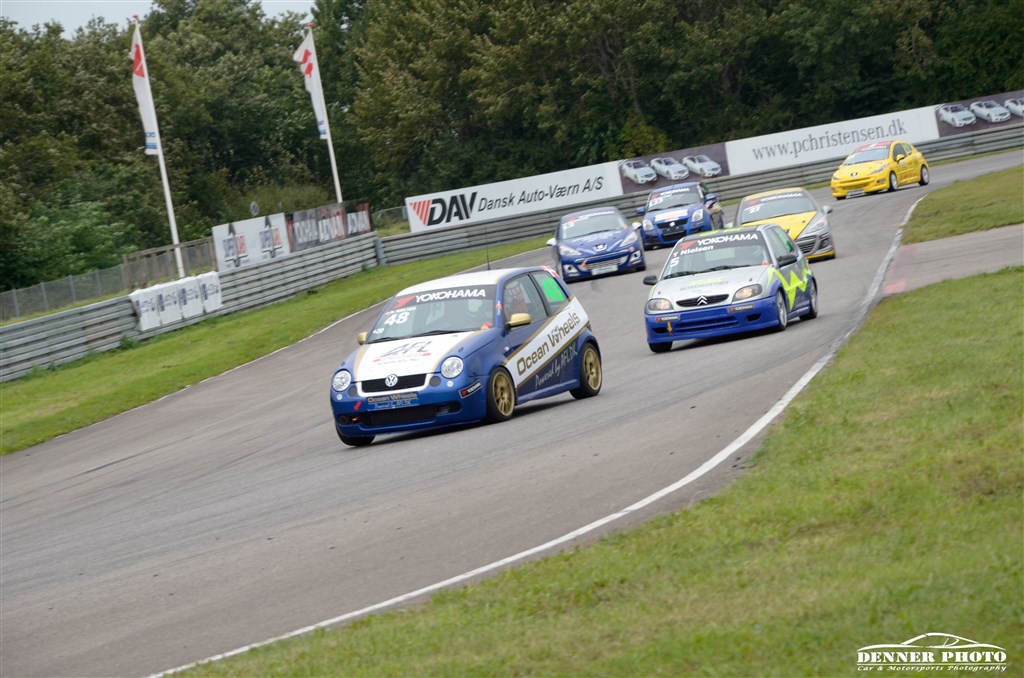 Den lille blå VW Lupo GTI med Nicolai Nielsen bag rattet viste sig endnu engang meget hurtig – her foran Tue Nielsen, Morten Jespersen, Morten Christensen, Steffen Petersen og Dennis Bannergård
(Foto: Denner Photo)
